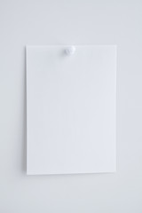 壁に貼られたメモ用紙