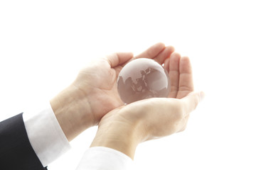 ガラスの地球を持つビジネスマンの手