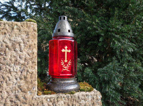 Rote Grablampe mit goldenem Kreuz