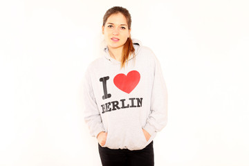 Hübsche Frau im grauen Pullover