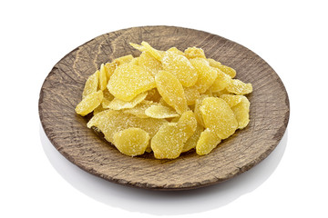 Imbir w cukrze na drewnianym talerzu