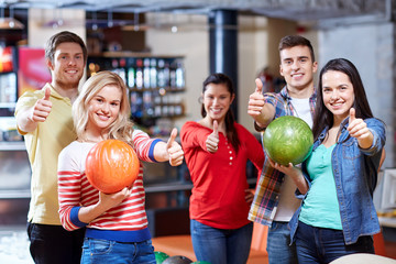 Fototapeta premium happy friends in bowling club