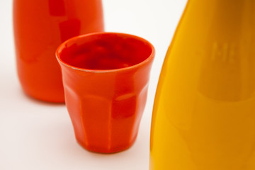 bicchiere e caraffa di porcellana
