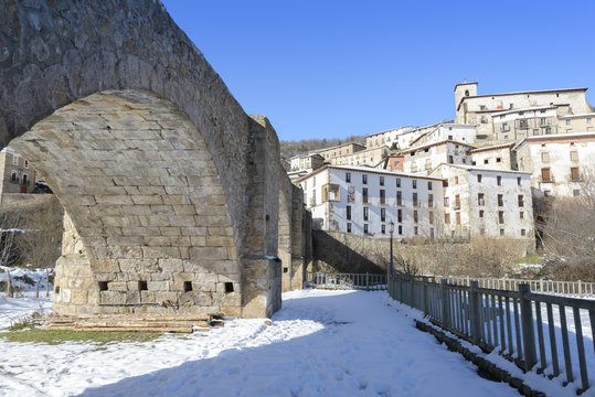 Pueblo de Villoslada de Cameros nevado, La Rioja, Espa&ntilde;a