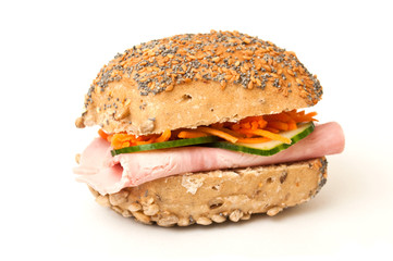 sandwich jambon cruditées sur fond blanc