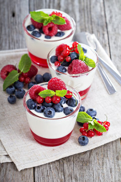 Jogurt and jelly dessert with berries