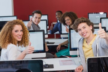 Obraz premium Students smiling at camera in computer class