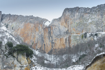 Fototapeta na wymiar Puerta mountain near Viguera, La Rioja (Spain)