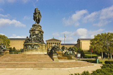 Fototapeta na wymiar Washington Monument & Philadelphia Museum of Art
