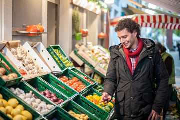 Einkaufen Junger Mann Gemüse und Obst Diät Gesund