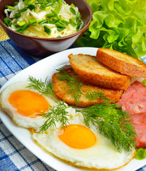 English breakfast - toast, egg, bacon and vegetables