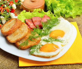 English breakfast - toast, egg, bacon and vegetables