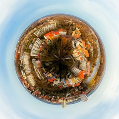 Kleiner Planet mit einer Stadt