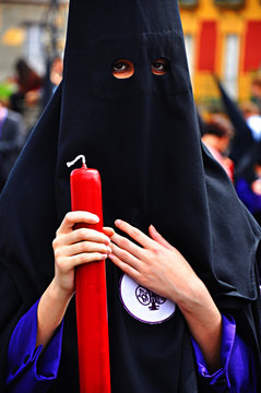 Semana Santa en Sevilla, nazareno de San Bernardo con cirio
