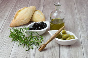 Oliven schwarz grün mit Brot