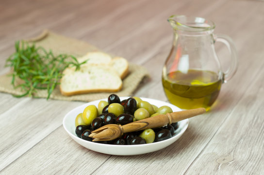 Oliven auf Teller mit Brot