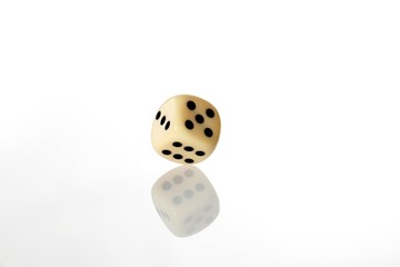 Spiel Würfel, stehend auf Ecke