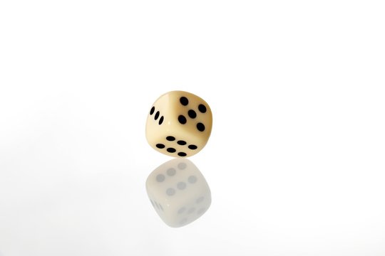 Spiel W&uuml;rfel, stehend auf Ecke
