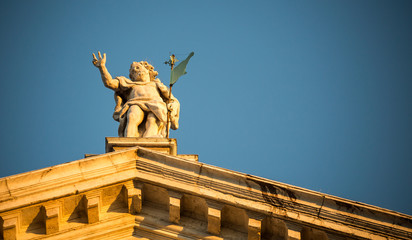 Obraz premium statue on a roof in venice