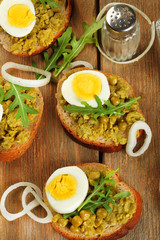 Sandwiches with green peas paste and boiled egg with onion