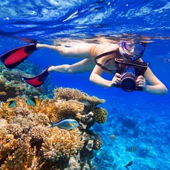 Papier Peint photo Plonger Jeunes femmes plongée en apnée dans l& 39 eau tropicale avec appareil photo