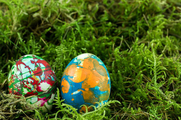 Zwei Ostereier im Moos