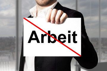 Geschäftsmann hält Schild Arbeit durchgestrichen arbeitslos