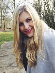 Obraz premium junge Frau mit langen Haaren