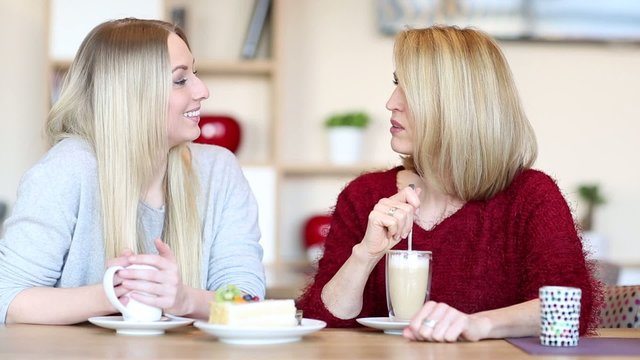 Mutter und Tochter im Café