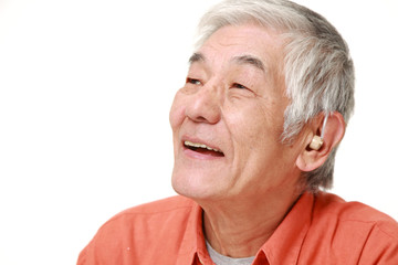 補聴器をつけた高齢者
