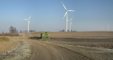 Wiatraki o poranku na zimowym polu