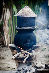 Obraz premium Pot boiling water for cooking sticky rice on the fired stove