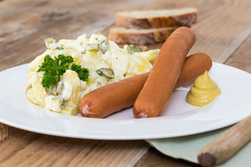 Kartoffelsalat mit Würstchen und Senf.