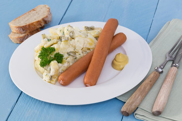 Kartoffelsalat mit Würstchen und Senf.