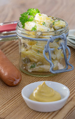 Kartoffelsalat mit Würstchen und Senf