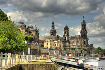 Fototapeta na wymiar Blick zum Terrassenufer in Dresden