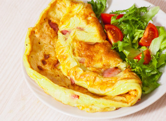 omelet with bacon and salad