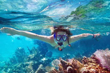 Papier Peint photo autocollant Plonger Jeunes femmes à la plongée en apnée dans l& 39 eau tropicale