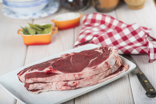 Chulet&oacute;n de ternera de Avila carne roja fresca en la cocina