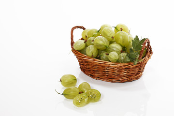 Grüne Stachelbeeren im Bastkörbchen