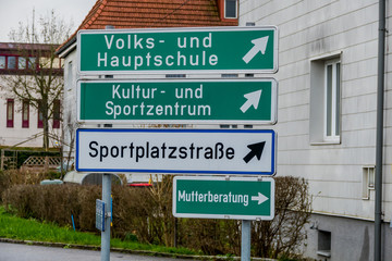 Verschiedene Schilder in einer Kommune