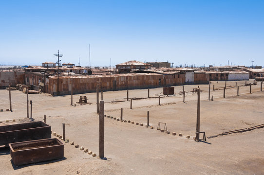 Edificios oxidados en la salitrera de Humberstone, Chile