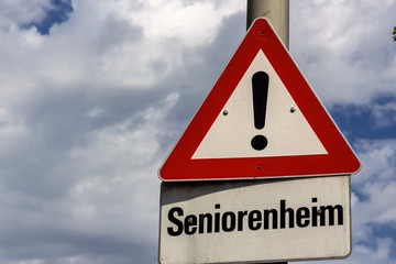 Seniorenheim Achtungsschild