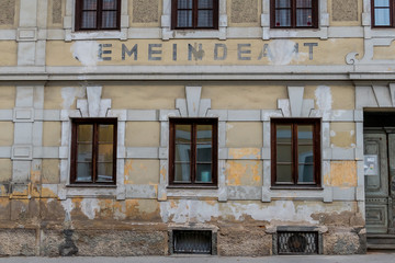 Fototapeta na wymiar Haus Fassade Gemeindeamt