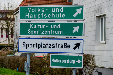 Verschiedene Schilder in einer Kommune
