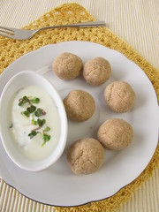 Tsampa-Bällchen mit Joghurt und Radieschensprossen