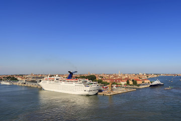Fototapeta na wymiar Venezia and the cruise ships