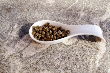 Kapern in weißer Schale