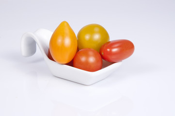 tomates cherry en cuchara de porcelana