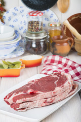 Chuletón de ternera de Avila crudo en la mesa de la cocina
